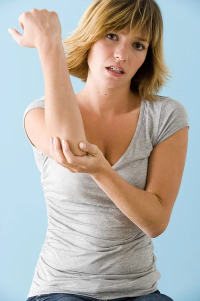 Armbågen smärta i en kvinna — Stockfoto
