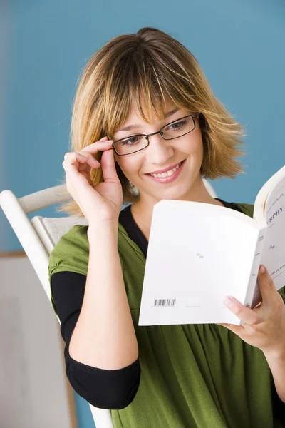 Frau liest — Stockfoto