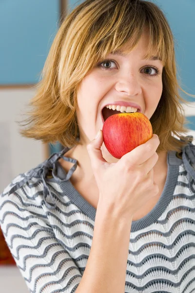 Frau isst Obst — Stockfoto