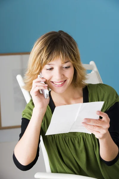 Kvinna på telefonen — Stockfoto