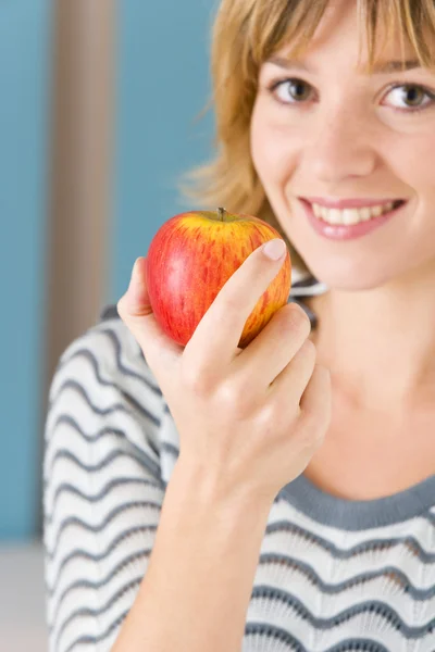 Frau isst Obst — Stockfoto