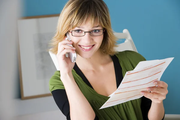 Vrouw aan de telefoon — Stockfoto