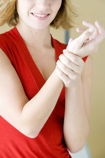 Pijnlijke pols in een vrouw — Stockfoto