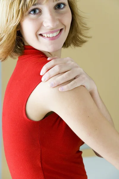 Bir kadının omuz ağrısı — Stok fotoğraf