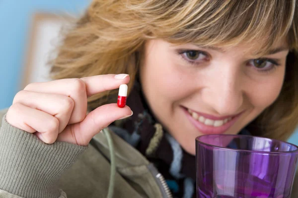 Vrouw nemen medicatie — Stockfoto