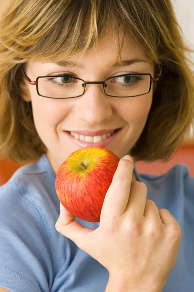 Жінка їдять фрукти — стокове фото