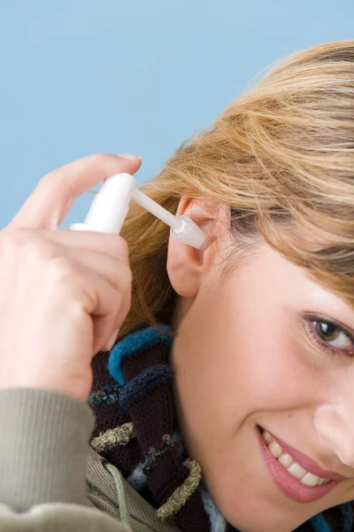 Kobieta do czyszczenia uszu — Zdjęcie stockowe