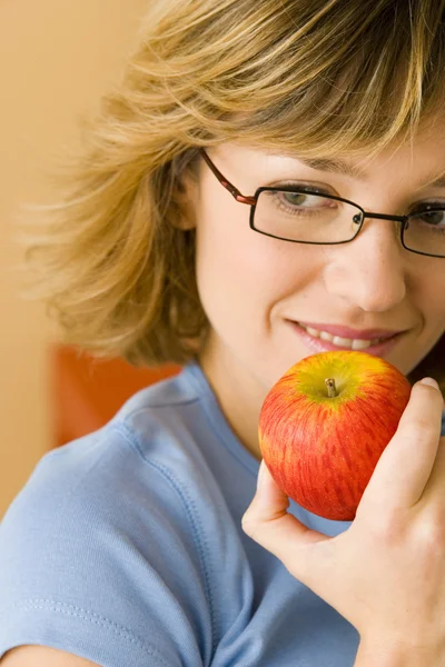 Frau isst Obst — Stockfoto