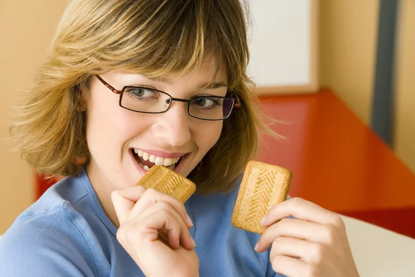 Frau beim Naschen — Stockfoto