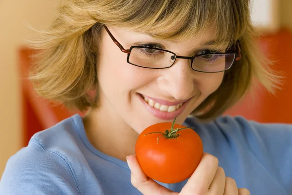 WOMAN EATING RAW VEGETABLES — Stock Photo, Image