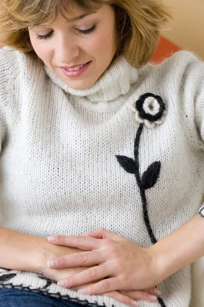 ABDOMINAL PAIN IN IN A WOMAN — стоковое фото