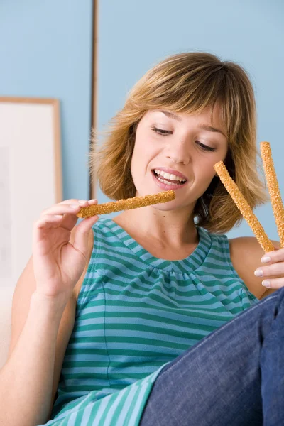 Vrouw snacking — Stockfoto