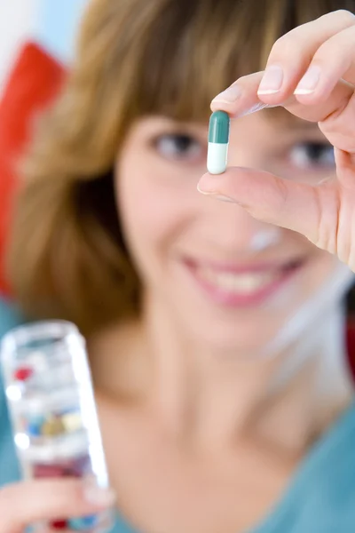 Mulher tomando medicação — Fotografia de Stock