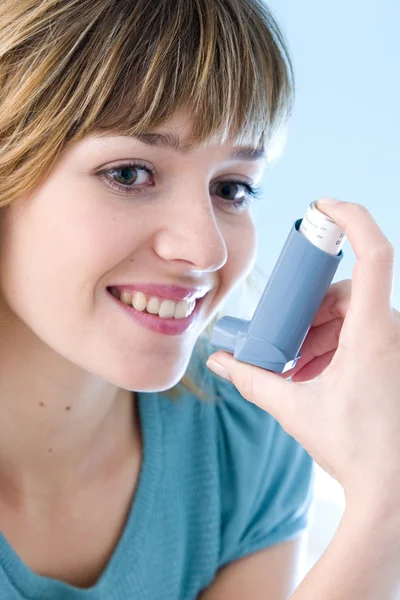 Asthmabehandlung, Frau — Stockfoto