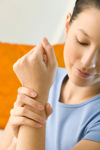 PAINFUL WRIST IN A WOMAN — Stock Photo, Image