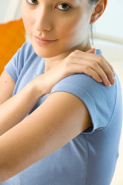 Pijn in de schouder in een vrouw — Stockfoto