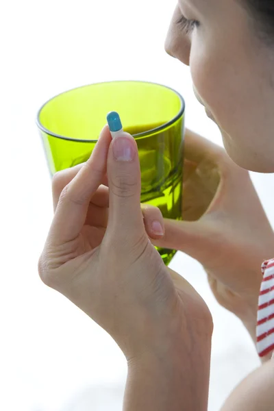 Mulher tomando medicação — Fotografia de Stock