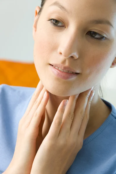 MUJER CON Garganta Llena — Foto de Stock