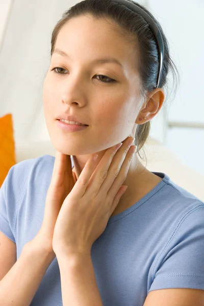 WOMAN WITH SORE THROAT — Stock Photo, Image