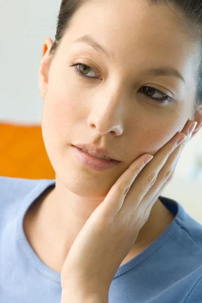 Pijnlijke tand in een vrouw — Stockfoto