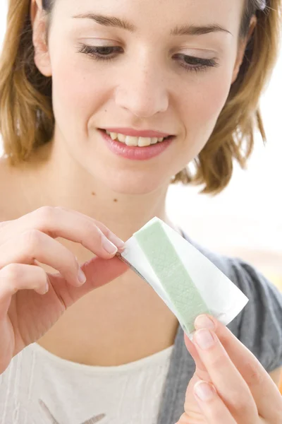 Žena žvýkací guma — Stock fotografie