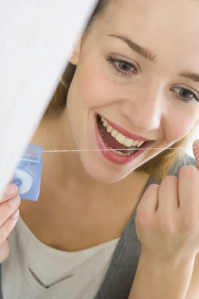 Higiena jamy ustnej, kobieta — Zdjęcie stockowe