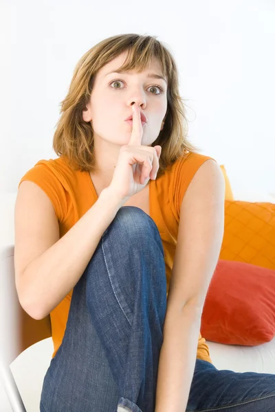 Frau drinnen — Stockfoto