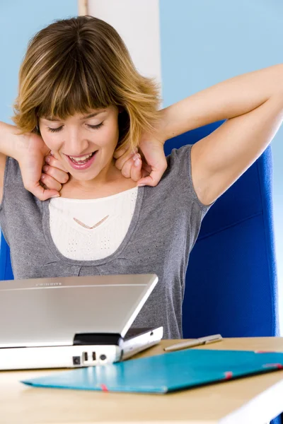 Vrouw die zich uitstrekt — Stockfoto