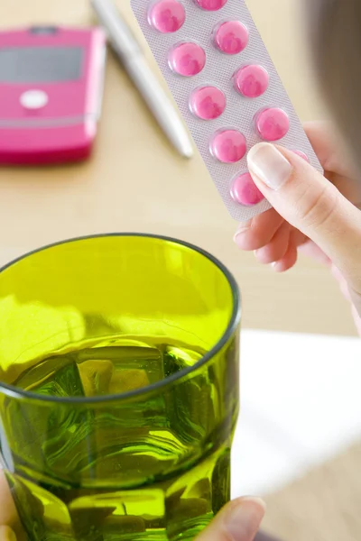 Mulher tomando medicação — Fotografia de Stock