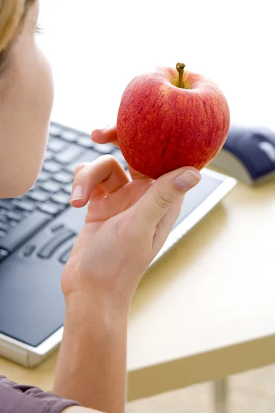 Kvinna äta frukt — Stockfoto