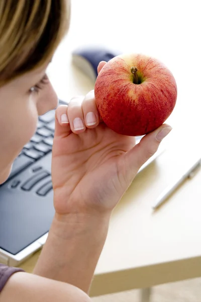 Femme mangeant des fruits — Photo