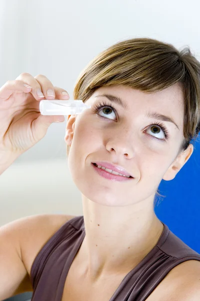 WOMAN USING EYE LOTION — Stock Photo, Image