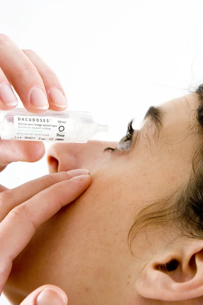 Vrouw met behulp van oog lotion — Stockfoto