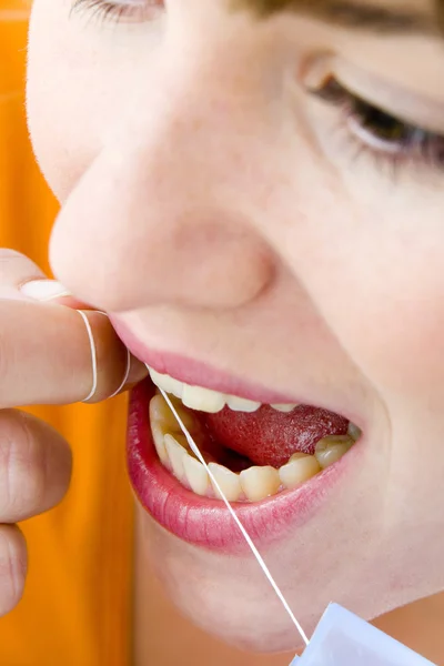 Higiena jamy ustnej, kobieta — Zdjęcie stockowe