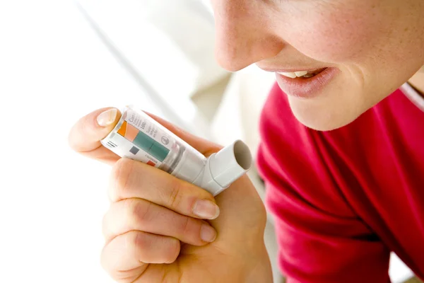 Asthmabehandlung, Frau — Stockfoto