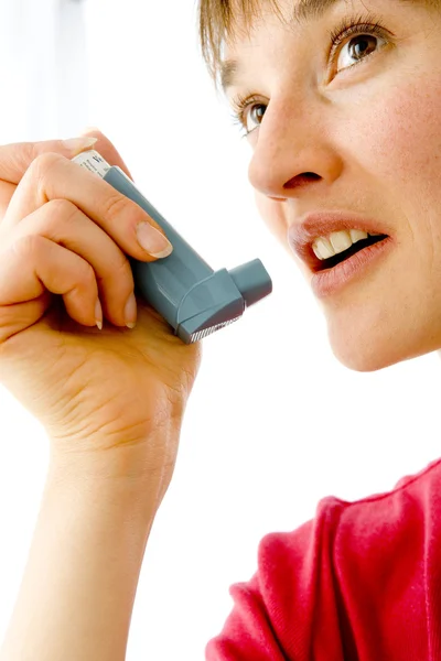 Asthmabehandlung, Frau — Stockfoto