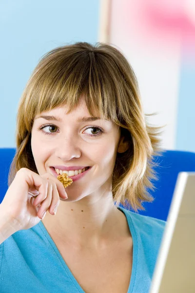 Vrouw eten van gedroogde vruchten Rechtenvrije Stockfoto's