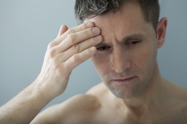 Başı ağrıyan adam