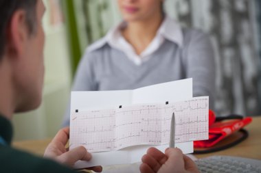 bir kadının EKG