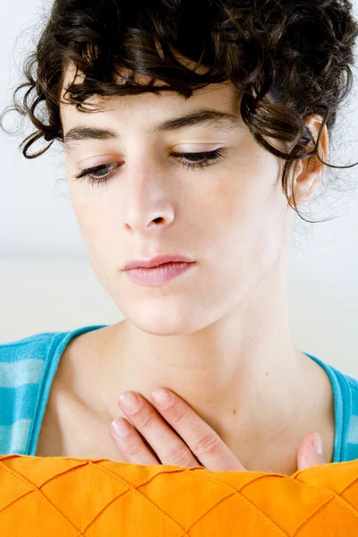 WOMAN WITH SORE THROAT — Stock Photo, Image