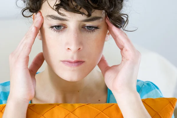 Mujer con dolor de cabeza —  Fotos de Stock