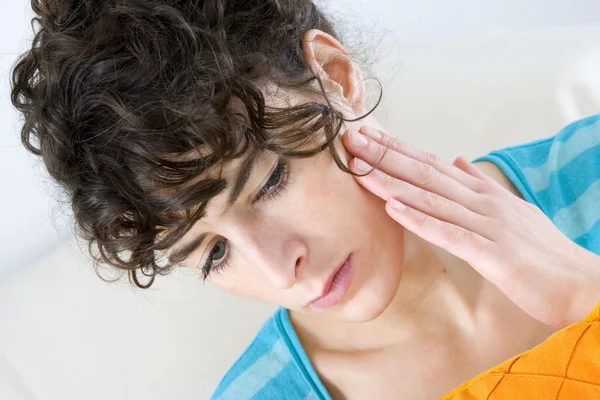 HERRAMIENTA PELIGROSA EN UNA MUJER — Foto de Stock