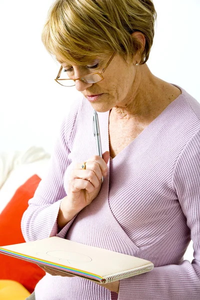 Frau schreibt — Stockfoto