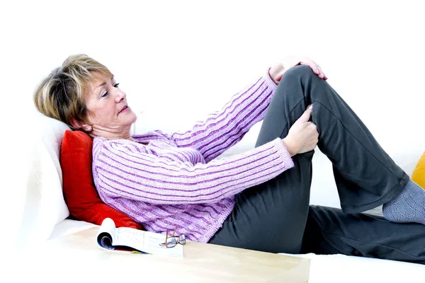 KNEE PAIN  IN AN ELDERLY PERSON — Stock Photo, Image