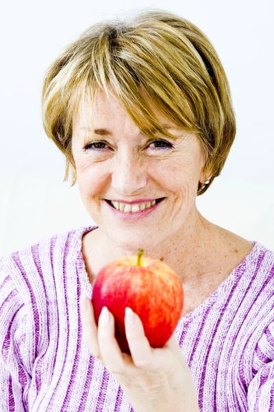 PERSONA VECCHIA CHE MANGIA FRUTTA — Foto Stock