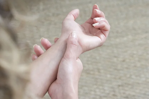 Schmerzen am Handgelenk einer Frau — Stockfoto