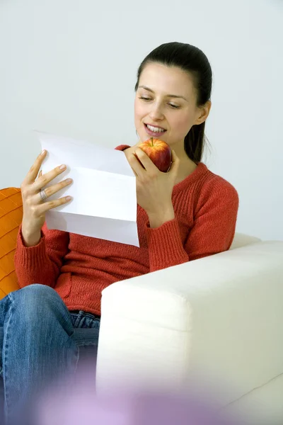 Mulher comendo frutas — Fotografia de Stock