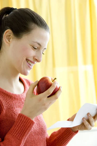 Kvinna äta frukt — Stockfoto