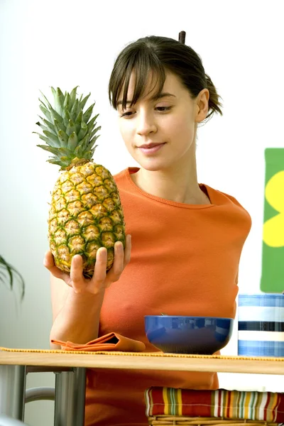 Frau isst Obst — Stockfoto