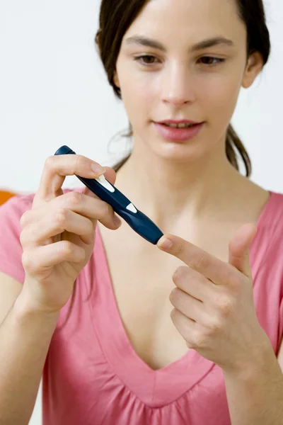 Testen voor diabetes, vrouw — Stockfoto